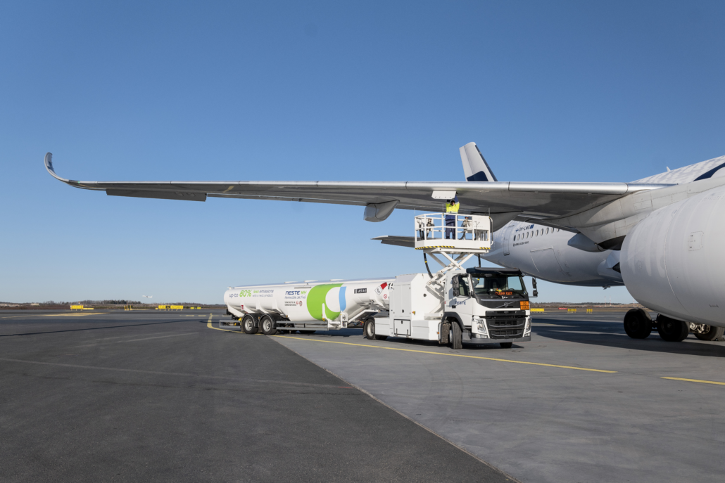 Heathrow pilots – plus refuelling crews – pilot UK’s first sustainable jet fuel pilot